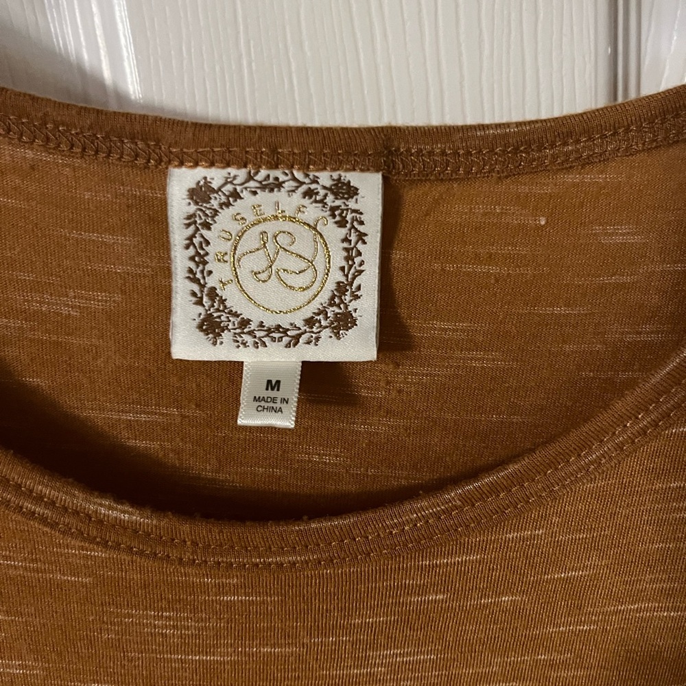 Women’s short sleeve shirt.